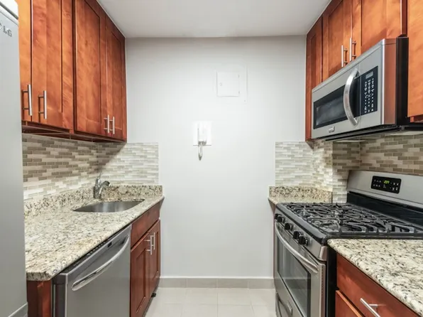 201 East 28th Street image 5 of 6