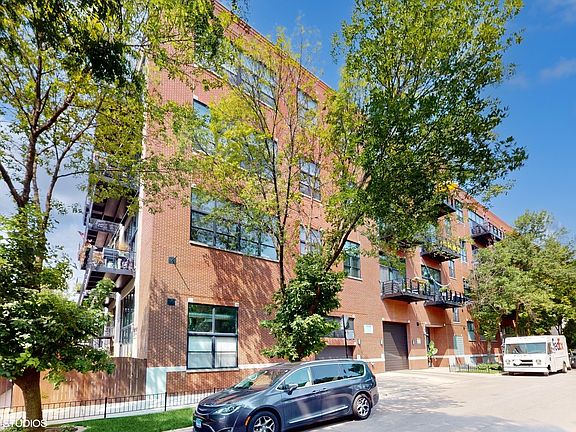 3rd image of 1934 N Washtenaw Ave APT 101