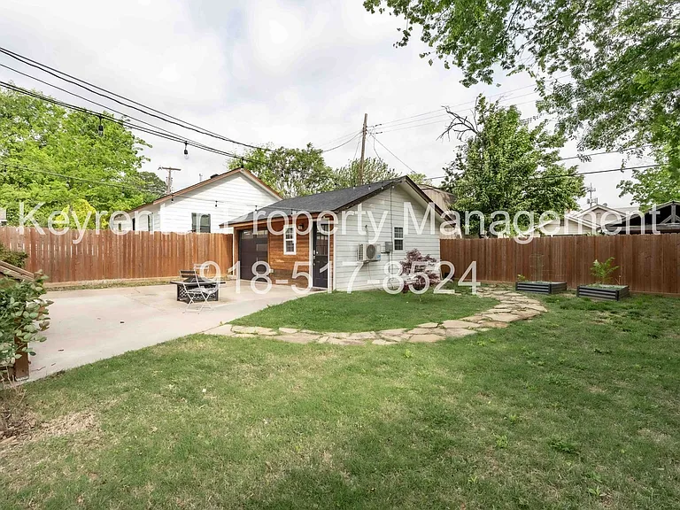2323 E 13th St — Photo 26