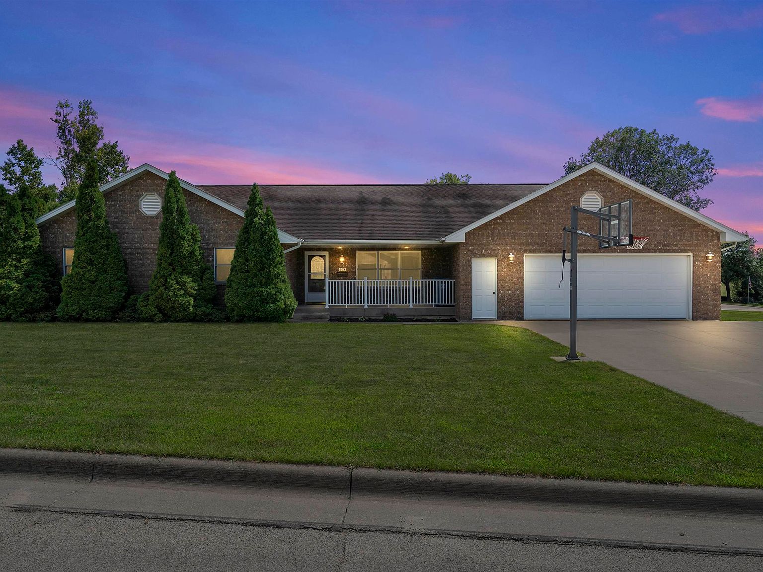 908 9th Ave SE, Cascade, IA 52033 Zillow