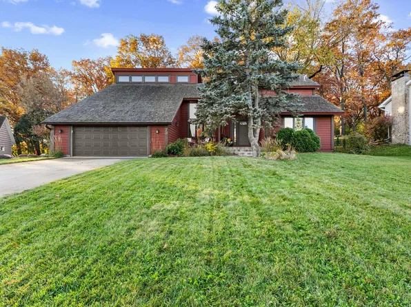 73 Deer Hills Ct, North Oaks, MN 55127