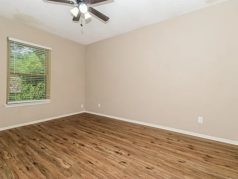 511 Rosewood Ln — Photo 13