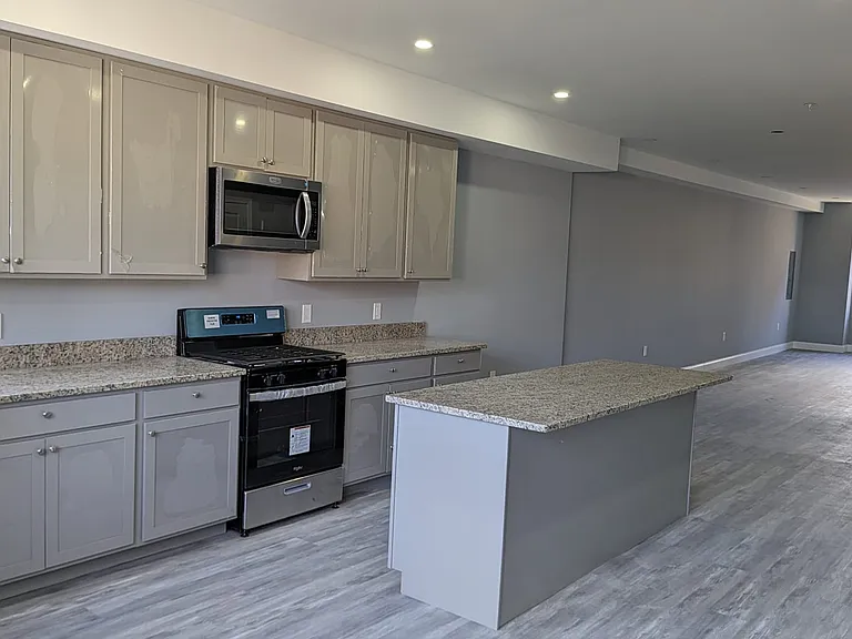 647 16th St NE — Photo 3