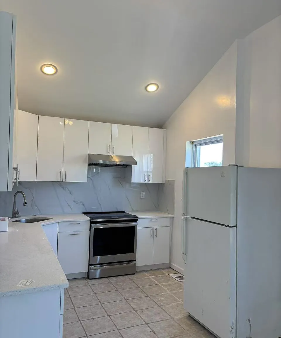 3 bed, 1000 sqft, $3,200 — Photo 1