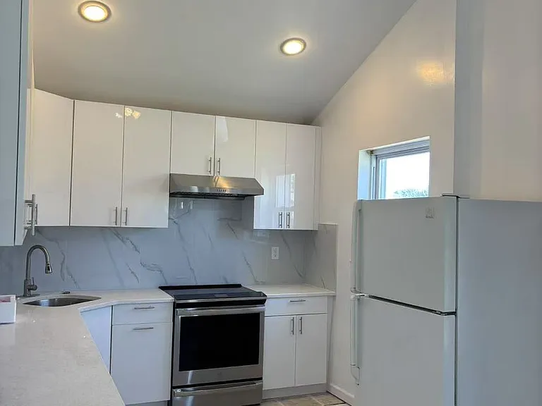 439 Newbridge Rd — Photo 1