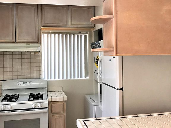 3rd image of 400 Palm Dr APT C