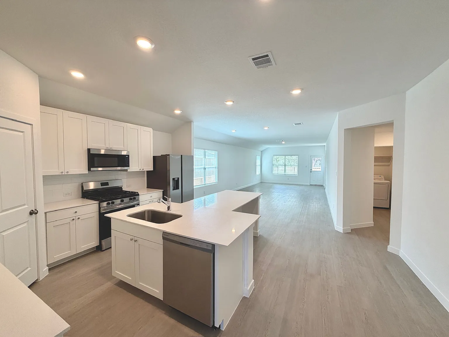 4 bed, 1969 sqft, $2,550 — Photo 4