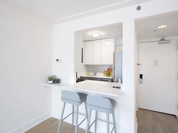 150 East 34th Street image 4 of 36