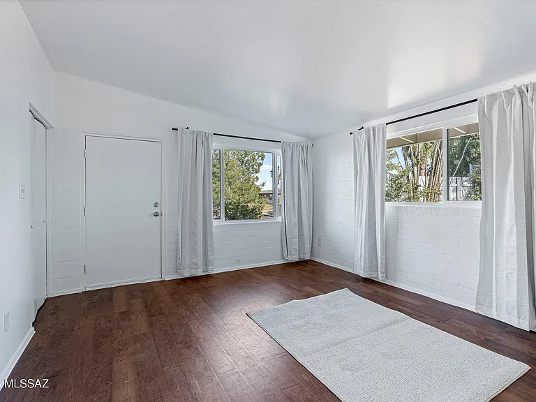 212 S Avenue C — Photo 5