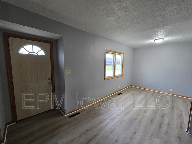 301 Rath St — Photo 5
