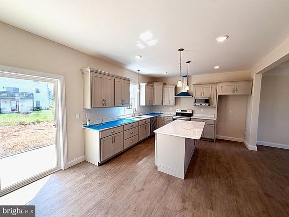 4th image of 407 E Clarissa Dr