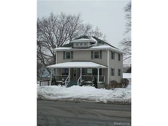 833 E Grand River Ave photo 1