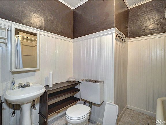 Good size full bath is ready for your remodel. 