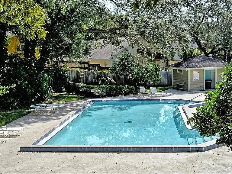 1063 Royal Oaks Dr — Photo 20