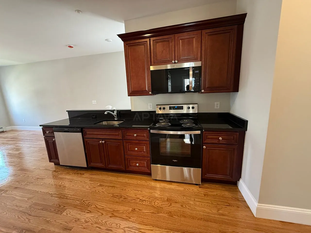 6 bed, $1,350 — Photo 2