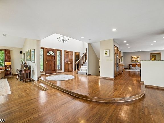 3rd image of 11 Hawthorne Ct