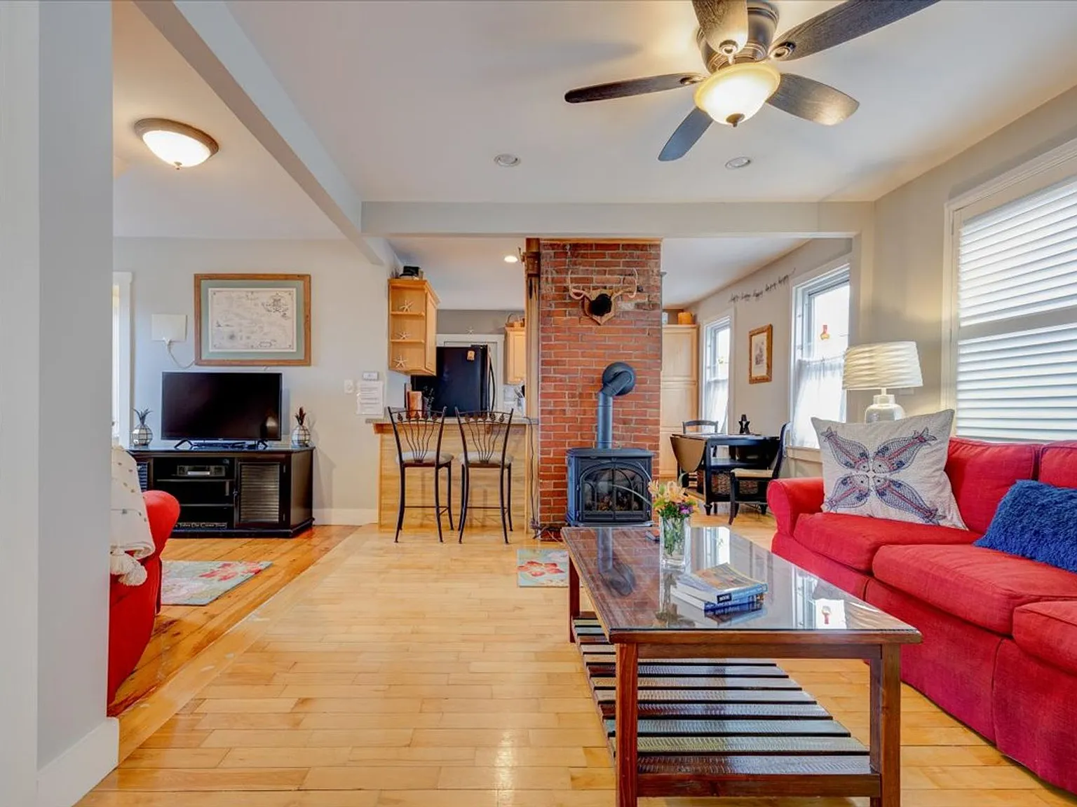 East End Beauty With Water Views — Photo 1