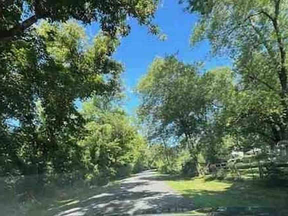 Exterior Neighborhood (street photo)