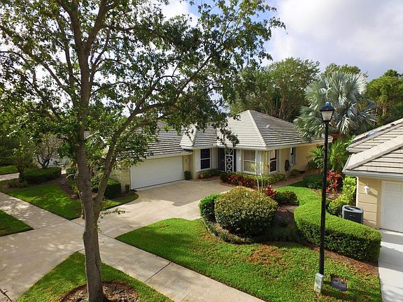 3rd image of 128 NW Bentley Cir