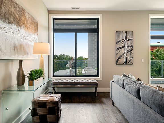 5th image of 469 N Paulina St #402