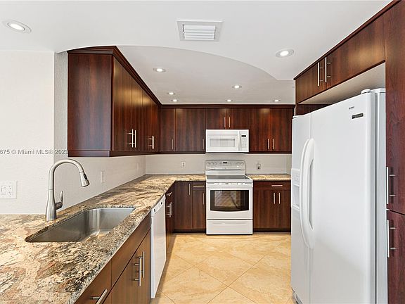 4th image of 13155 Ixora Ct APT 905