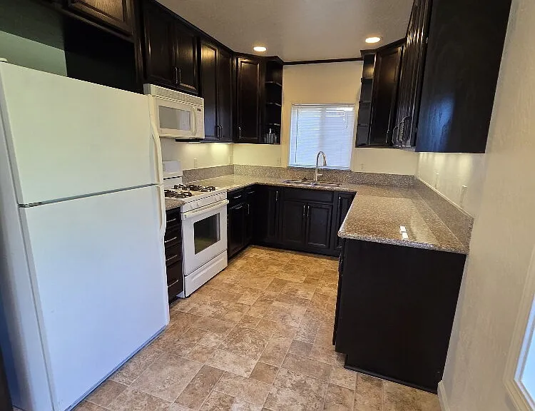 604 Mormon St — Photo 5