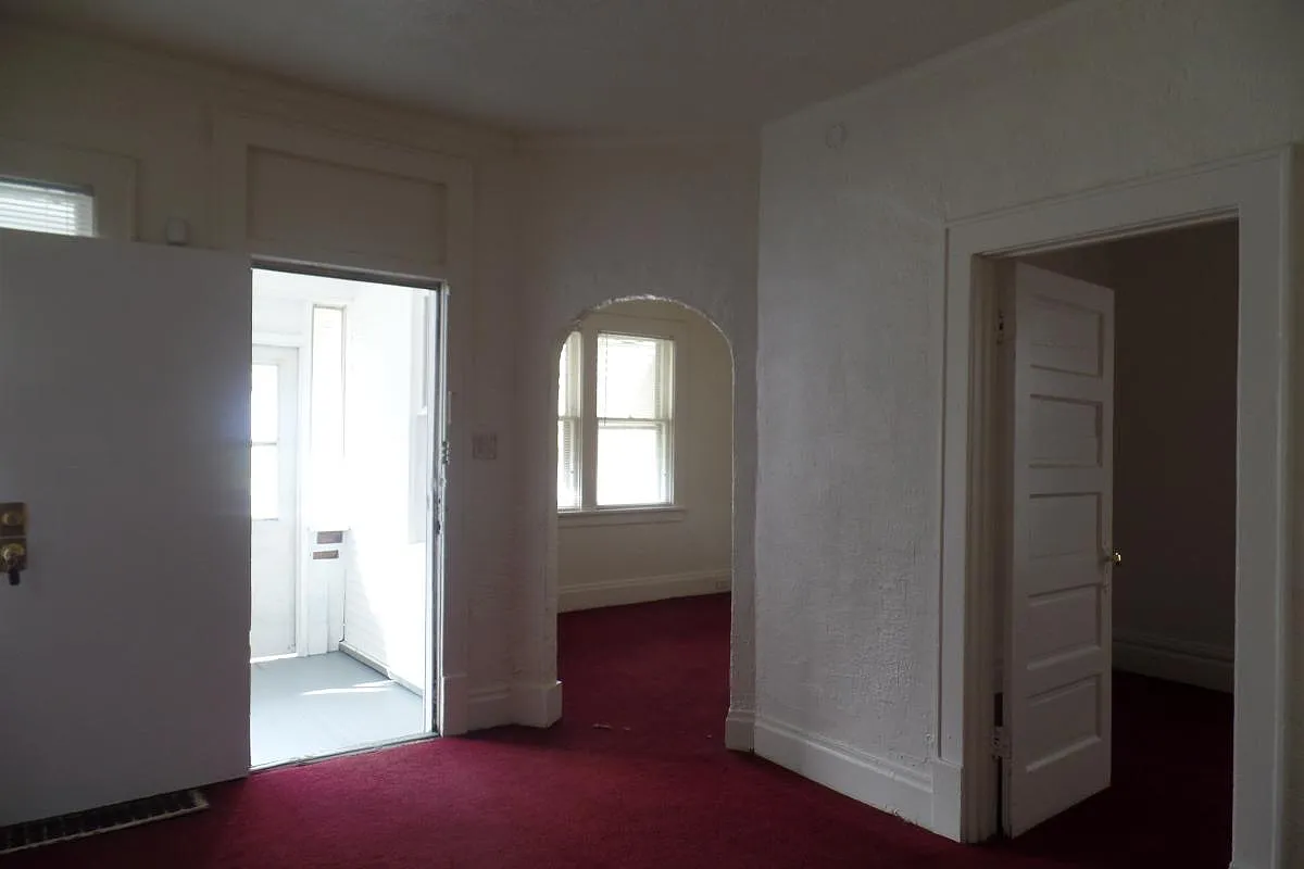 2107 W Lincoln Ave photo 1