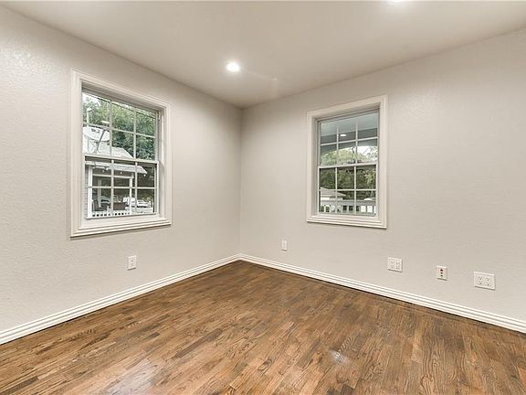 5th image of 1405 Oak St