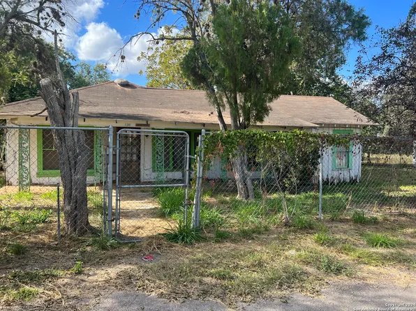 120 S Frio, Mathis, TX 78368