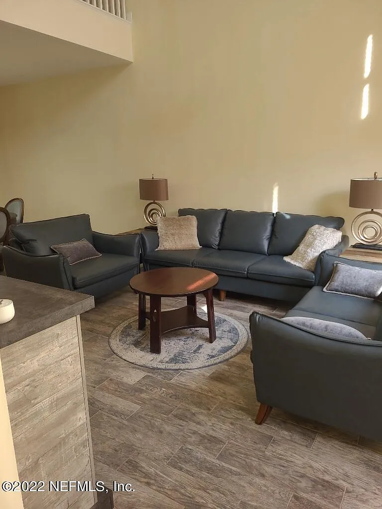 4 bed, 3.5 bath, 2399 sqft, $2,900 — Photo 2