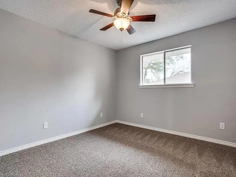 726 Cottonwood Cir — Photo 3