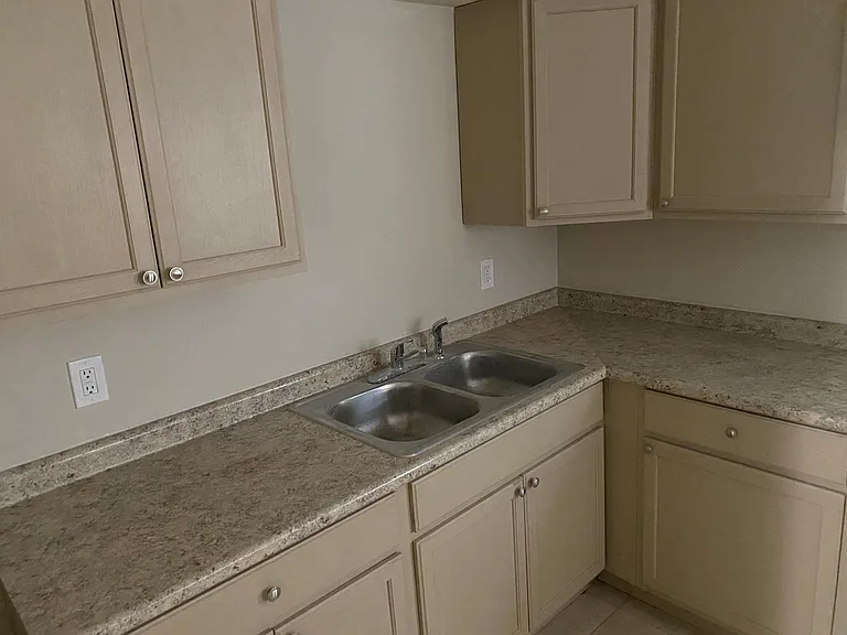 475 Hovey St — Photo 3