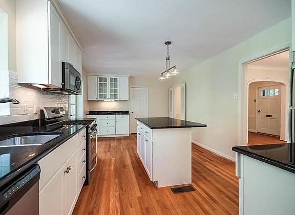 4th image of 10 Cambridge Ct