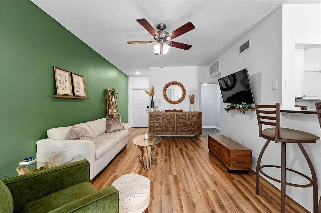1 bed, 1.0 bath, 1044 sqft, $2,400 — Photo 2