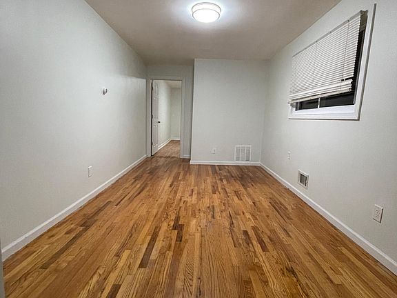 4th image of 28 Bowling Green Pl #1