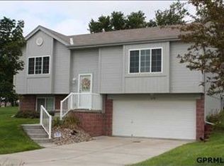 1118 Woodview Cir, Papillion, NE 68046