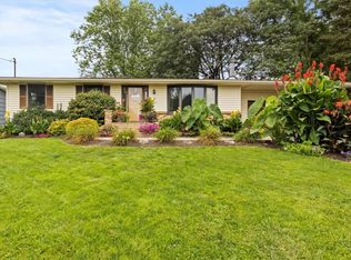 10 Adeane Dr E, Rochester, NY 14624