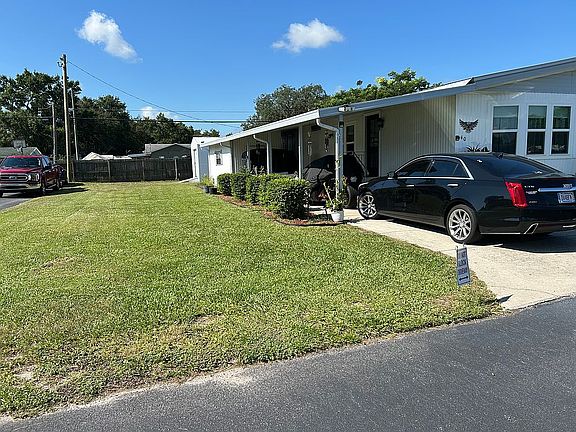 4th image of 40 Lake Charlotte Dr E