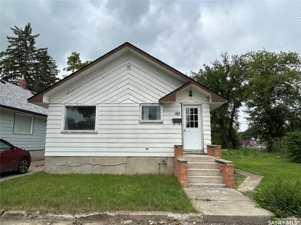 806 5th Avenue SW, Moose Jaw, SK S6H 5W3