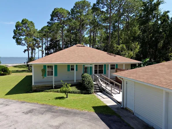 9 Hammock Cove Rd, Eastpoint, FL 32328