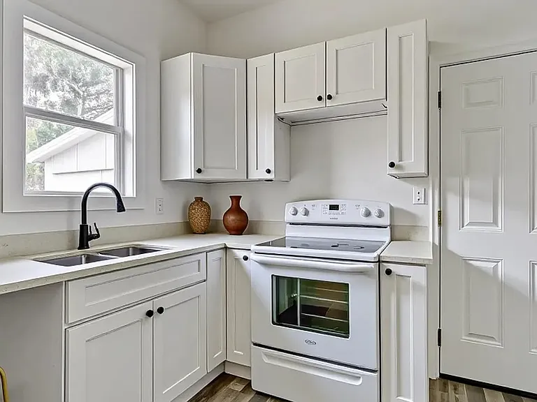 130 W 22nd St — Photo 2