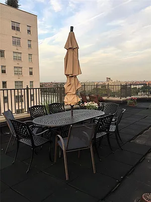 Sold by R New York | media 9