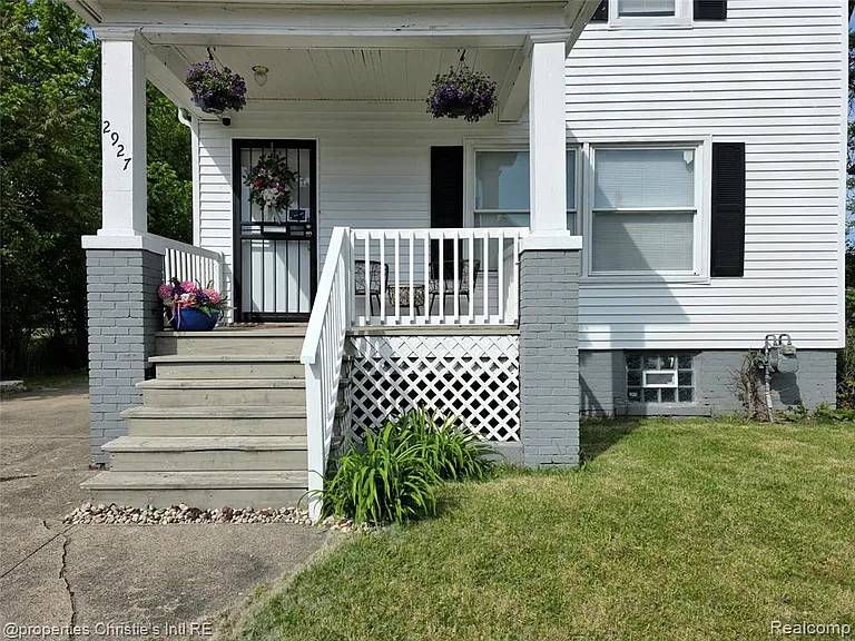2927 Seyburn St — Photo 3