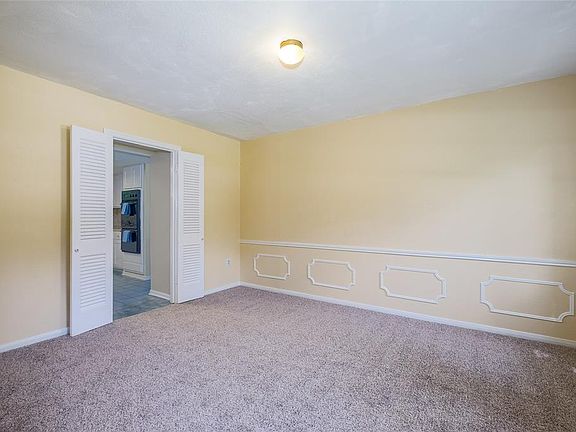 4th image of 2212 N Belmont Dr