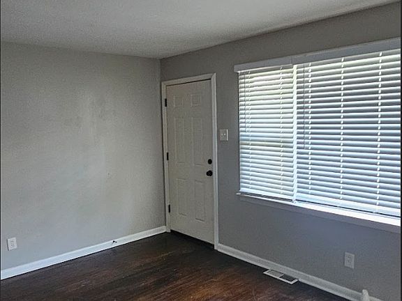 3rd image of 1218 Cove Ln