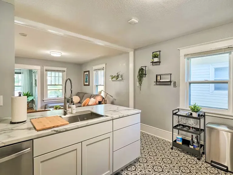 1017 Daniels St NE — Photo 5