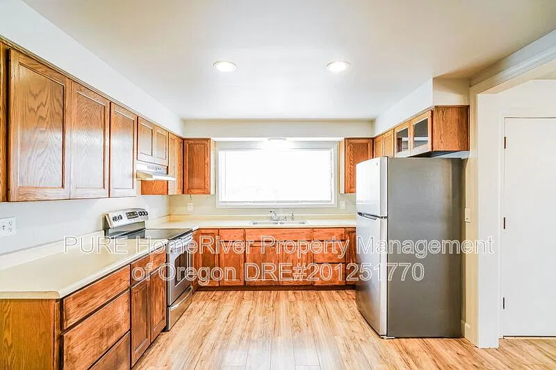 3 bed, 1.0 bath, 1848 sqft, $2,695 — Photo 4