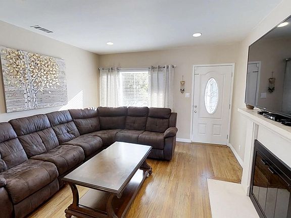 5th image of 5451 Clybourn Ave