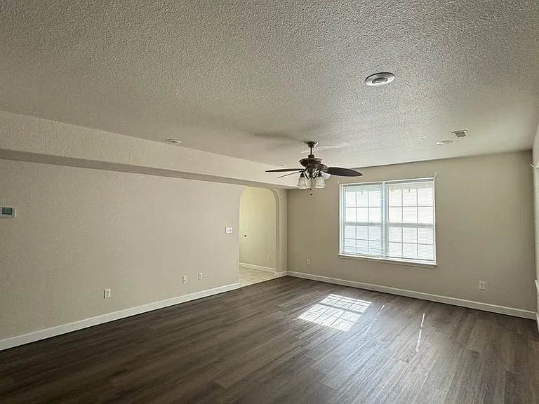 708 Hillside Dr — Photo 4