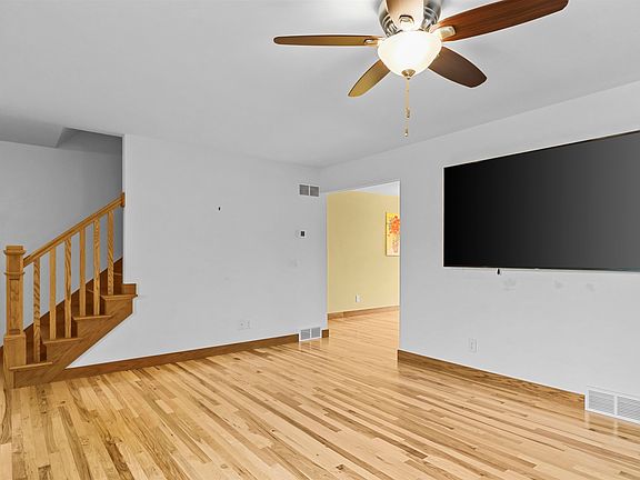 4th image of 909 N Clover Ln #D